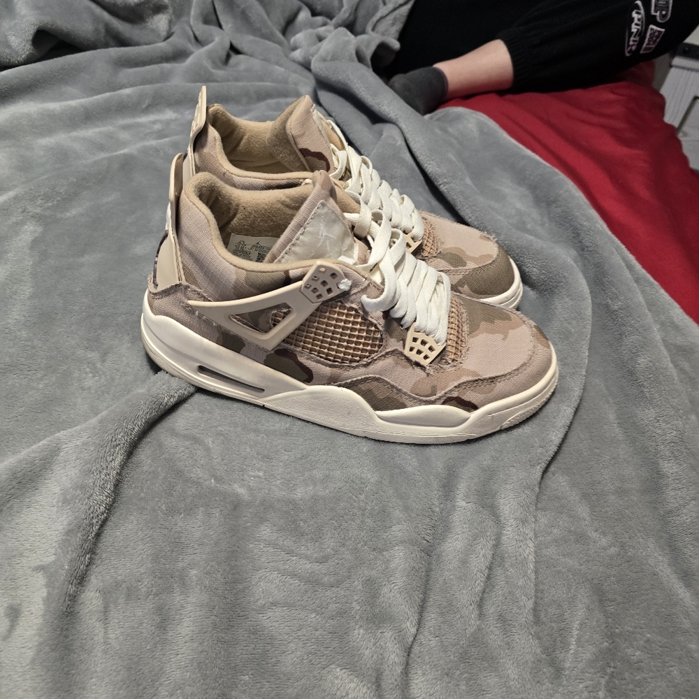 - Air Jordan 4 Retro military edition